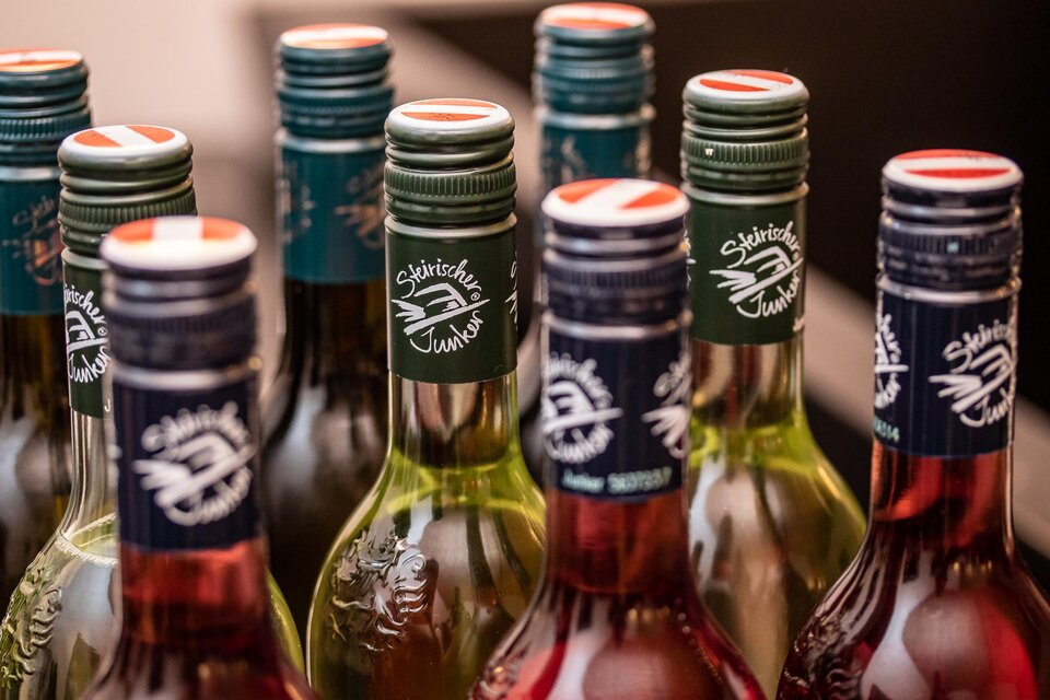 Junkerflaschen mit Panterole JUNKER | © Wein Steiermark-fotokuchl