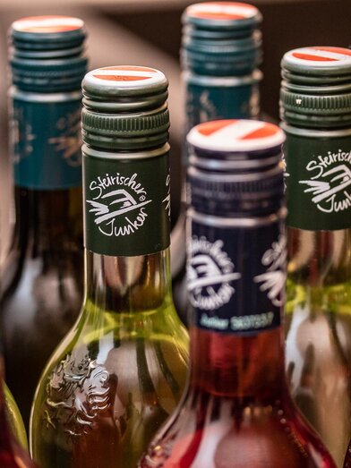 Junker bottles with panterole JUNKER | © Wein Steiermark-fotokuchl | JoHannes Polt | © Wein Steiermark-fotokuchl