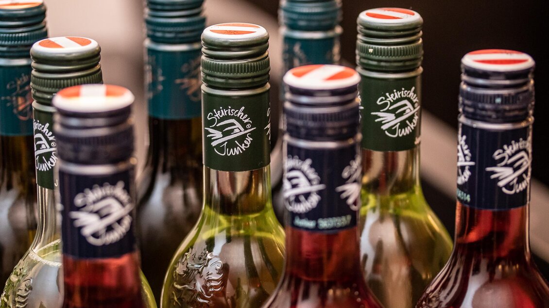 Junkerflaschen mit Panterole JUNKER | © Wein Steiermark-fotokuchl