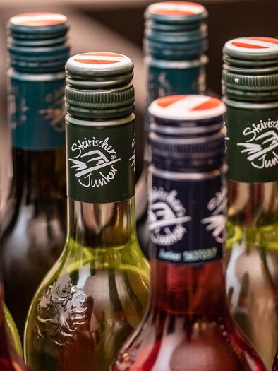 Junker bottles with panterole JUNKER | © Wein Steiermark-fotokuchl