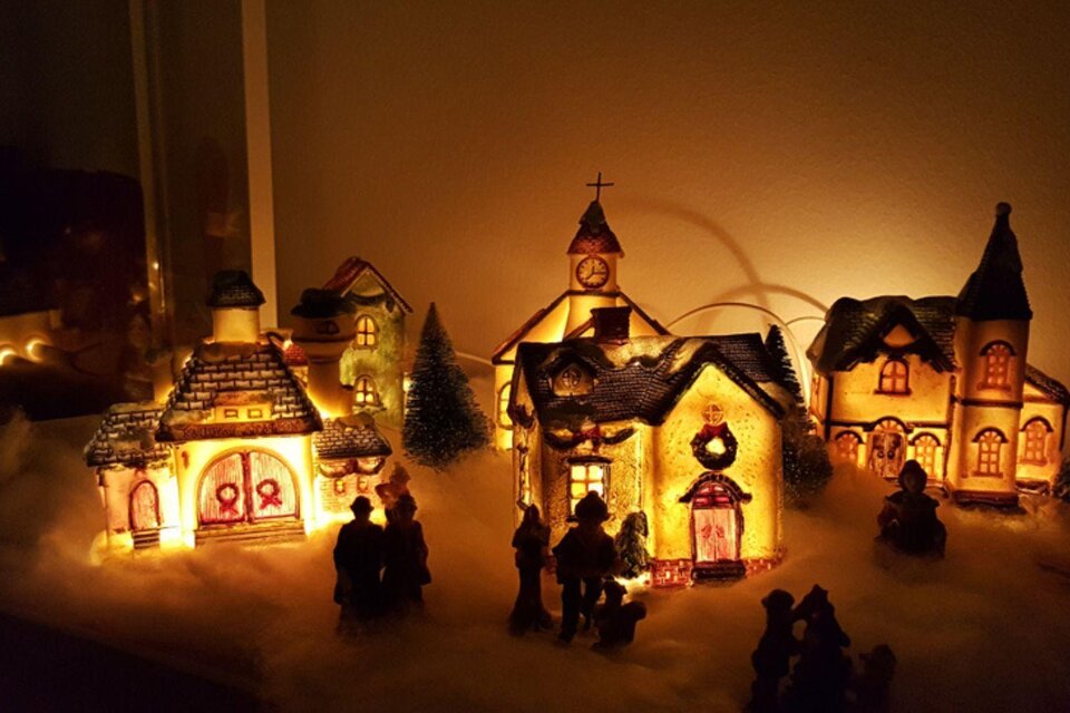 Ein festlich dekoriertes Dorf mit beleuchteten Häusern und kleinen Figuren. Die freundliche Atmosphäre erinnert an die Weihnachtszeit. | © TVB Ausseerland Salzkammergut/Michaela Geistberger