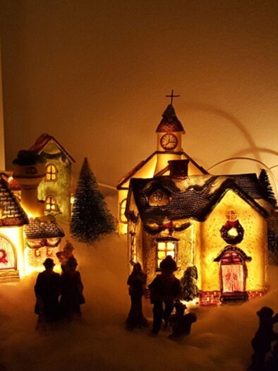 A festively decorated village with illuminated houses and small figures. The friendly atmosphere reminds of the Christmas season. | © TVB Ausseerland Salzkammergut/Michaela Geistberger