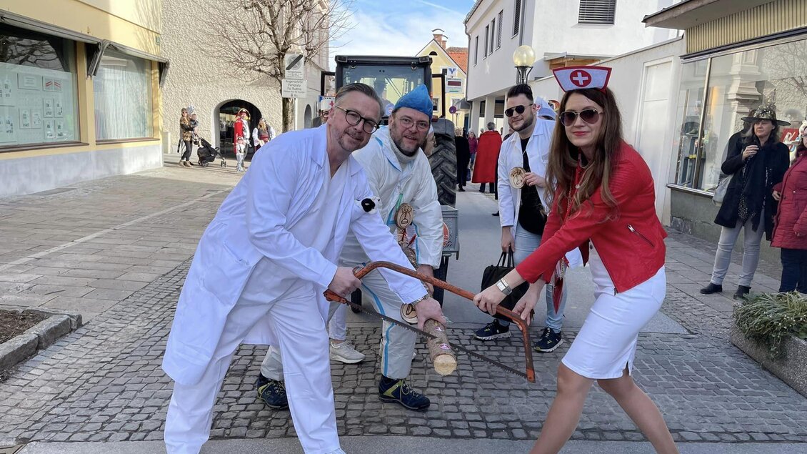 Eine Gruppe von vier Menschen, die in bunten Kostümen gekleidet sind, posiert auf einer Straße. Sie scheinen an einer festlichen Veranstaltung oder einem Umzug teilzunehmen. | © Stadtgemeinde Köflach