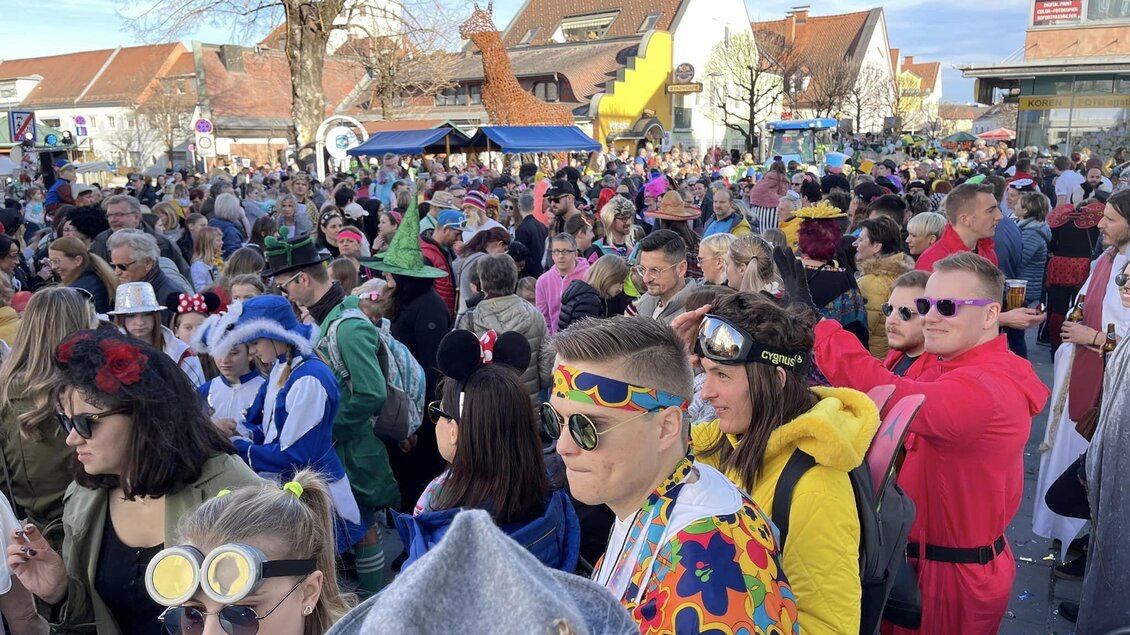 Eine große Menschenmenge feiert verkleidet auf der Straße. Die Atmosphäre ist bunt und fröhlich, mit vielen verschiedenen Kostümen. | © Stadtgemeinde Köflach