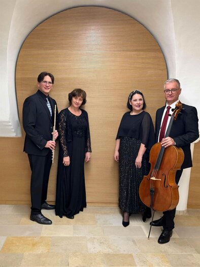 A hand plays a guitar. The fingers move over the strings in a calm moment. | © Trio ad libitum