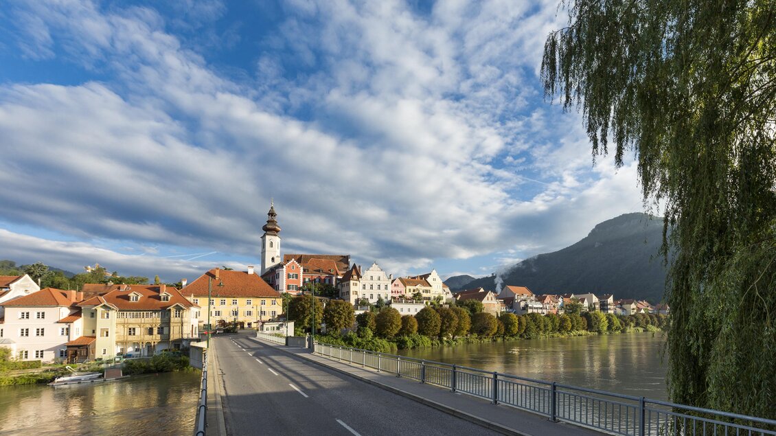 Blick auf die Altstadt von Frohnleiten mit Kirchturm und Mur im Vordergrund. | © TV Region Graz-Rene Vidalli