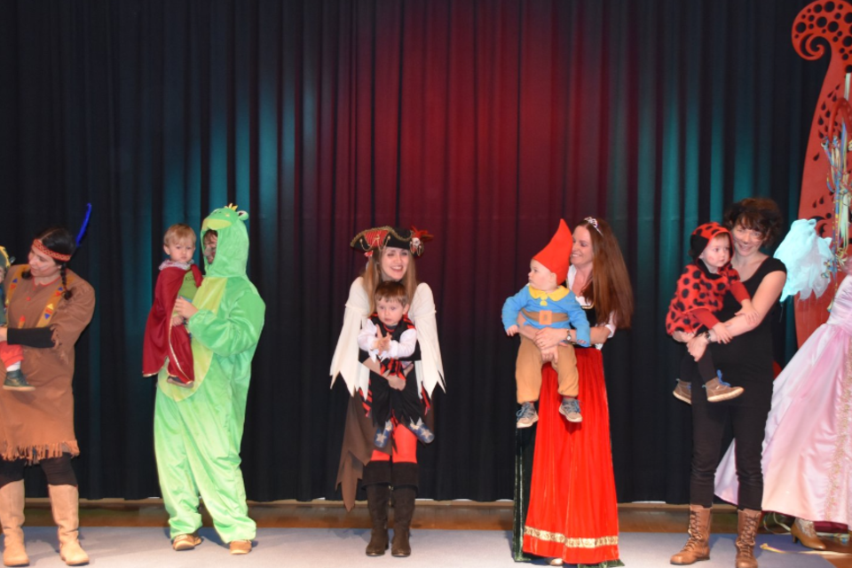 Eine Gruppe von Kindern und Erwachsenen in bunten Kostümen steht auf der Bühne. Die Szene zeigt eine fröhliche Aufführung mit verschiedenen fantasievollen Figuren. | © Josef Hofmüller