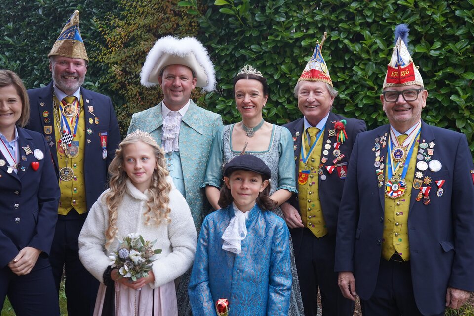 Eine festliche Gruppe von Personen in traditioneller Kleidung steht zusammen. Sie lächeln und tragen Medaillen sowie bunte Hüte. | © KFG-Robert Salmhofer