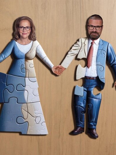 Ein Puzzle, das ein Paar zeigt, das sich an den Händen hält. Teile der Figuren fehlen, was eine Verbindung symbolisiert. | © Stadtgemeinde Trofaiach