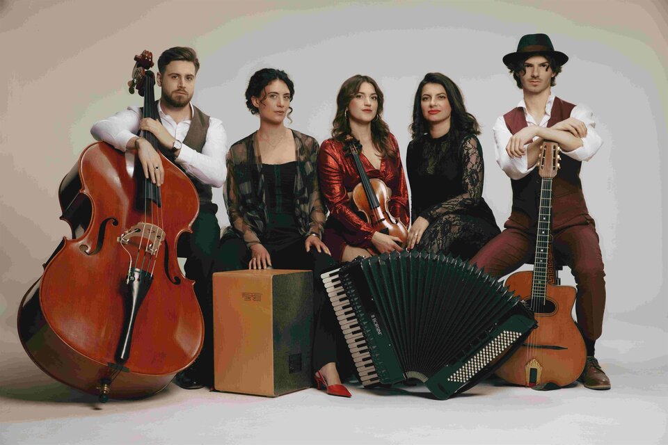 Eine Hand spielt eine Gitarre. Die Finger bewegen sich über die Saiten in einem ruhigen Moment. | © Thomas Unterberger