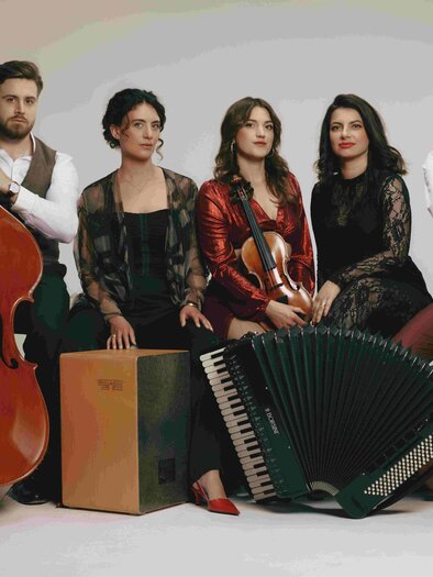 A hand plays a guitar. The fingers move over the strings in a calm moment. | © Thomas Unterberger