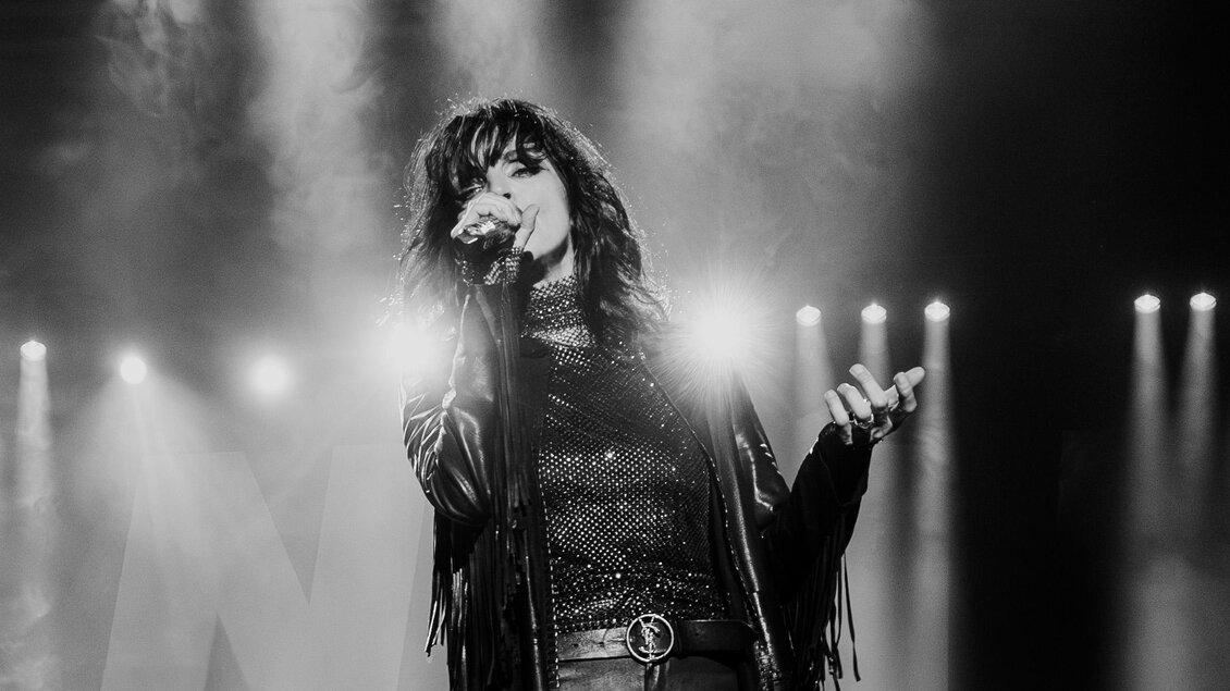 Sängerin Nena bei einem Live-Konzert im Lipizzanergestüt Piber, umgeben von Bühnenlicht. | © Sarah_Rechbauer _ Laugh + Peas Entertainment + Lifestyle GmbH