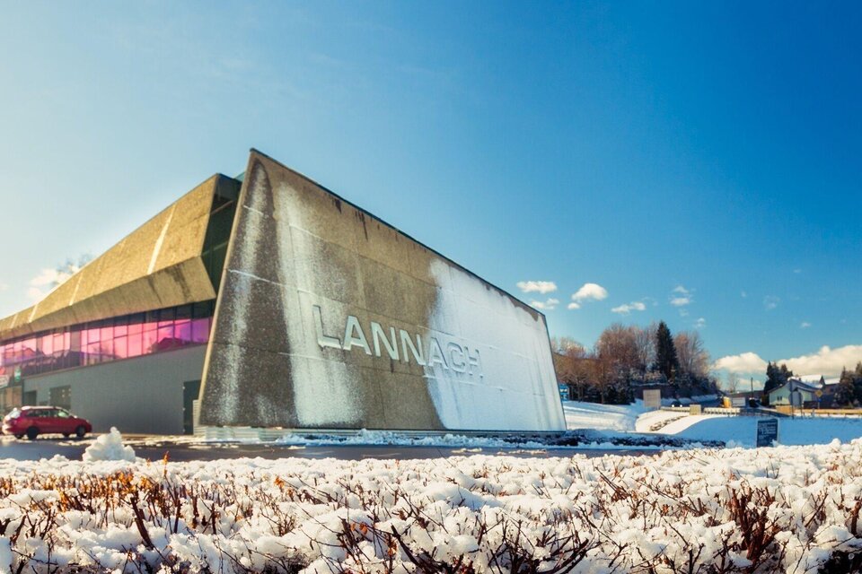 Ein modernes Gebäude mit einer markanten Architektur im Winter. Der Schnee bedeckt den Boden und der Himmel ist klar und blau. | © MG Lannach - Petru Rimovetz