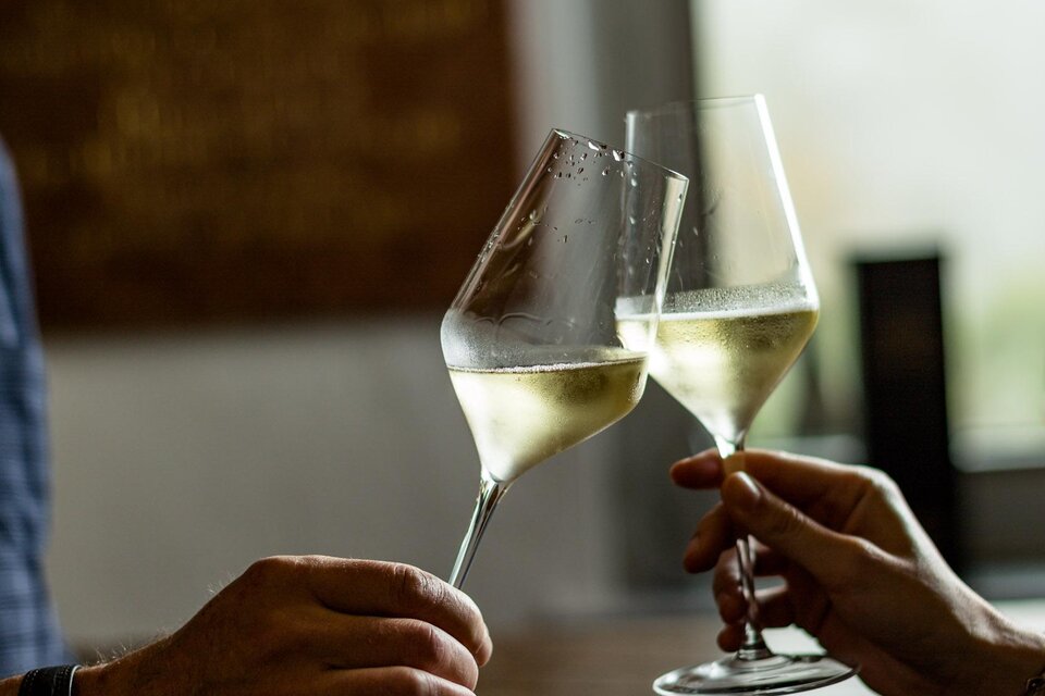 Ein Paar genießt Weinverkostung in einem gemütlichen Raum. Der Mann riecht an seinem Glas, während die Frau ihm interessiert zuschaut. | © Stephan Friesinger