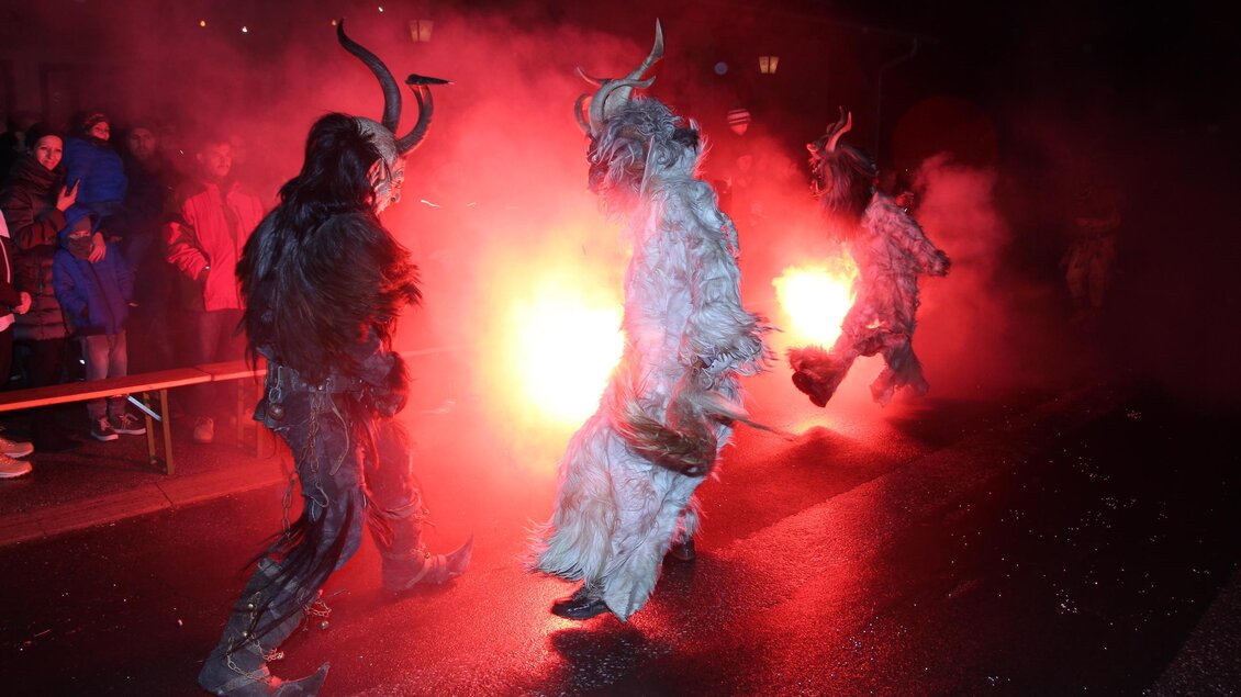 Perchten mit benglaischem Feuer in Passail | © Mayer