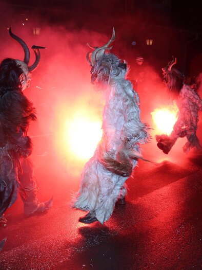 Perchten with Bengal fire in Passail | © Mayer