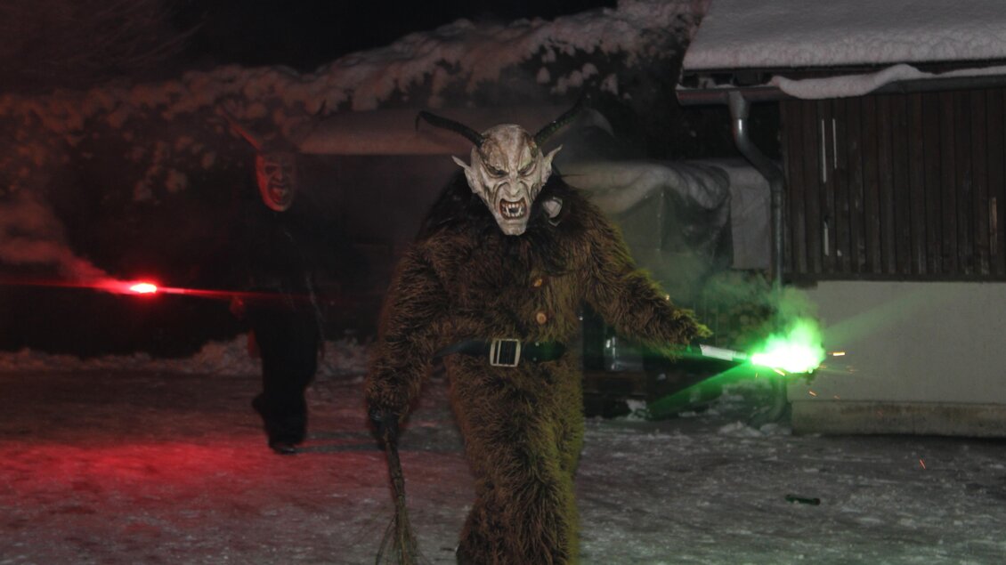 Perchten in verschneiter Landschaft in Passail | © Tourismusverband Oststeiermark