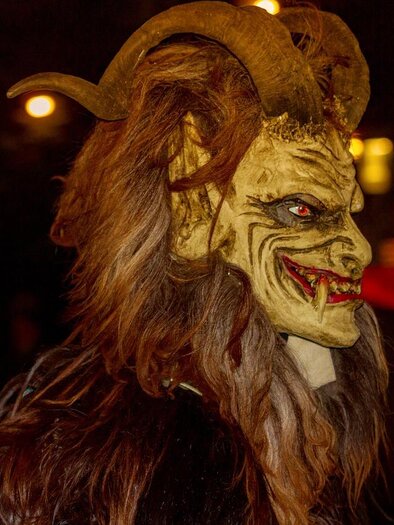 A frightening creature with a horn and a creepy mask. The figure wears a dark costume and has a menacing presence. | © Pixabay kostenlos