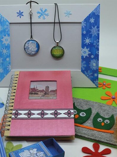 A creative arrangement of craft materials and a photo album. The colorful items are ideal for DIY projects and creative ideas. | © Kulturquartier