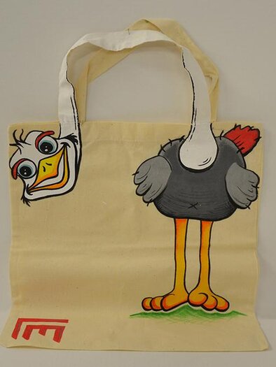 A colorful bag with a fun ostrich design. The ostrich looks curious and friendly. | ©  KulturQuartier Leoben