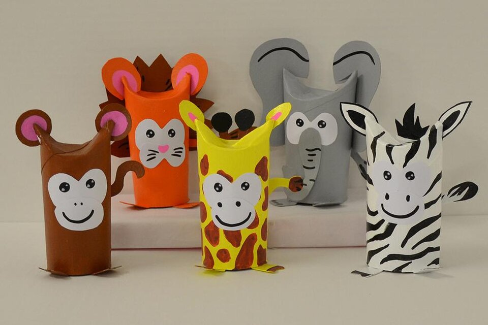 Bunte Tierfiguren aus Papier stehen auf einem Tisch. Sie zeigen einen Affen, einen Löwen, eine Giraffe, einen Elefanten und ein Zebra. | ©  KulturQuartier Leoben