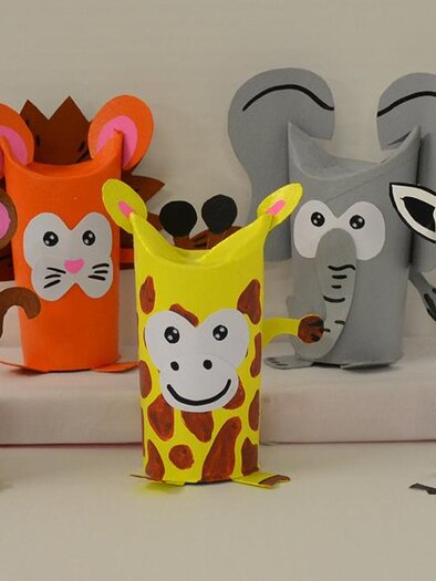 Colorful animal figures made of paper are on a table. They depict a monkey, a lion, a giraffe, an elephant, and a zebra. | ©  KulturQuartier Leoben