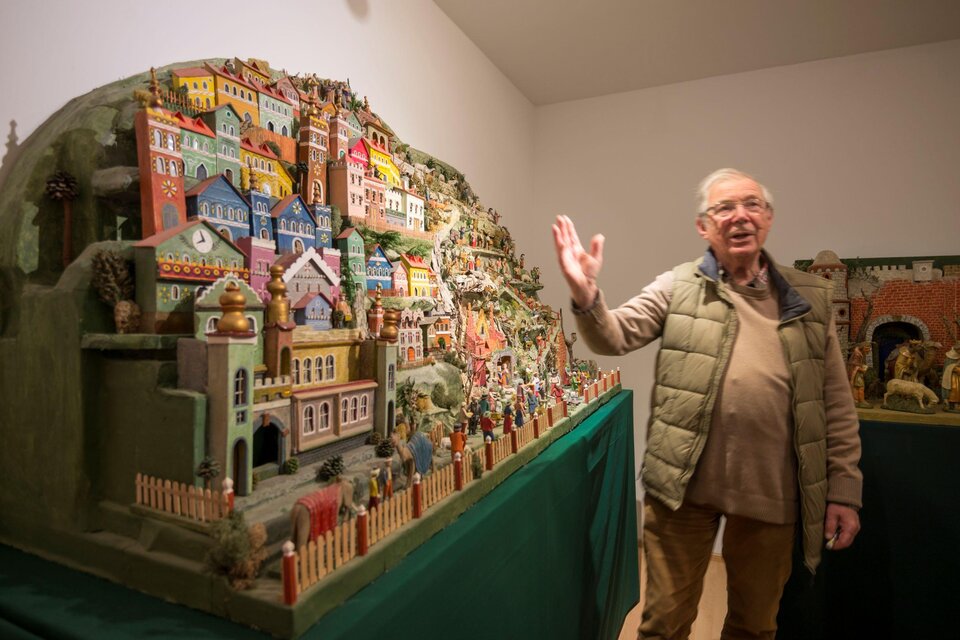 Ein älterer Mann steht neben einer bunten Miniaturstadt mit vielen Häusern und Figuren. Die Szenerie ist künstlerisch gestaltet und wirkt lebendig. | © Tourismusverband Oststeiermark