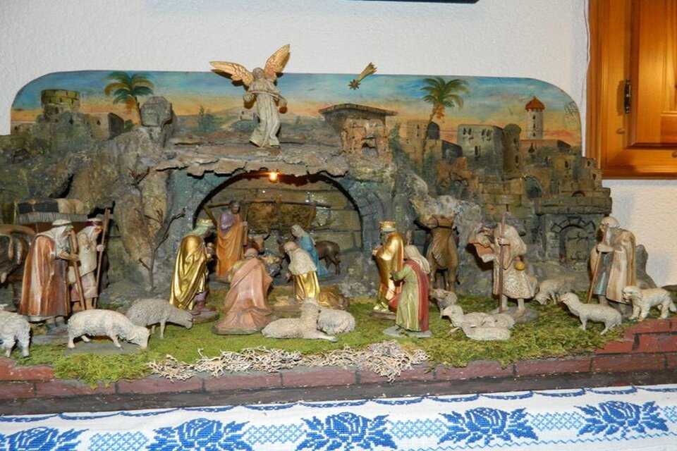 Eine Weihnachtskrippe mit Figuren, die die Geburt Jesu darstellen. Im Hintergrund sind eine Höhle und eine Landschaft zu sehen. | © Birgit Schretthauser