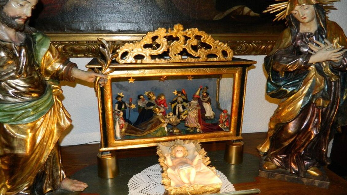 Eine Weihnachtskrippe mit verschiedenen Figuren, darunter Maria, Josef und die Heiligen Drei Könige. Im Vordergrund liegt das Jesuskind in einer Krippe. | © Birgit Schretthauser