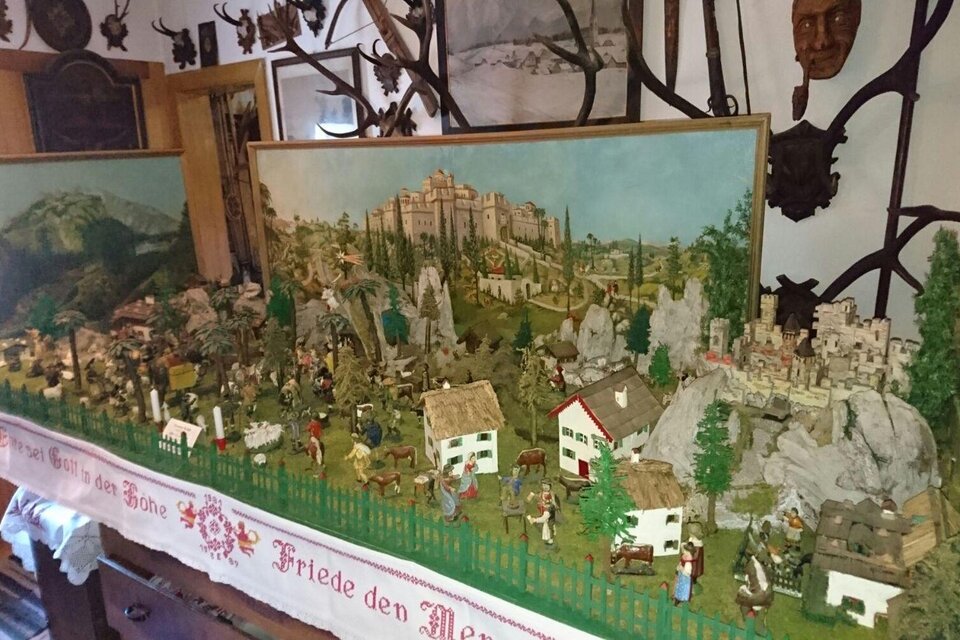 Eine detaillierte Landschaftsdiorama mit historischen Figuren, Häusern und Bergen. Im Hintergrund ist eine beeindruckende Burg sichtbar. | © Birgit Schretthauser