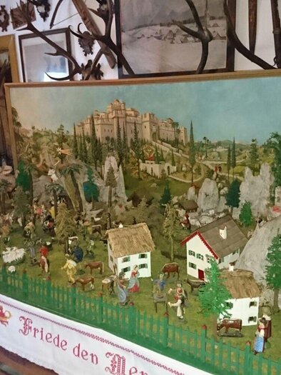 Eine detaillierte Landschaftsdiorama mit historischen Figuren, Häusern und Bergen. Im Hintergrund ist eine beeindruckende Burg sichtbar. | © Birgit Schretthauser