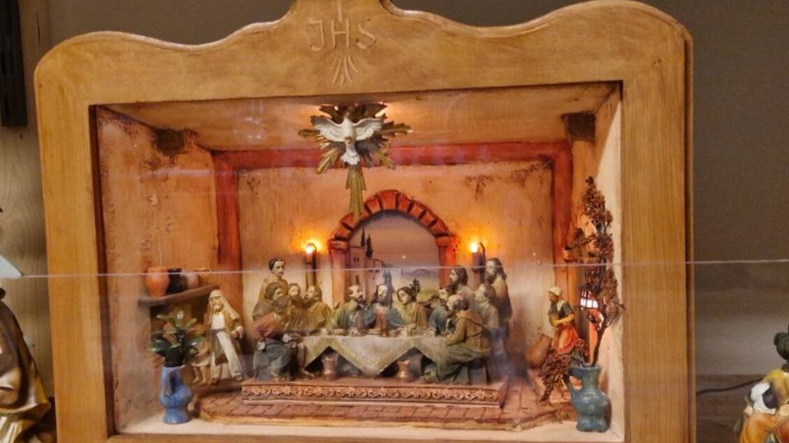 Eine detaillierte Krippe mit einer Szene des letzten Abendmahls. Die Figuren sind kunstvoll gestaltet und in einem Holzrahmen präsentiert. | © Adi Barazutti