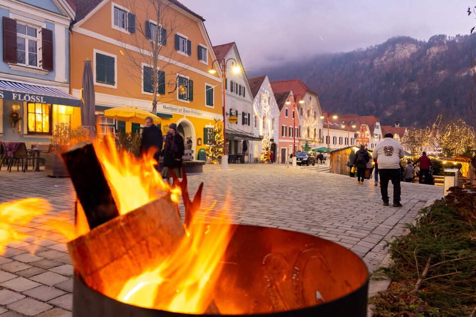 Wärmende Feuerstelle beim Christkindlmarkt in Frohnleiten | © Region Graz - Harry Schiffer