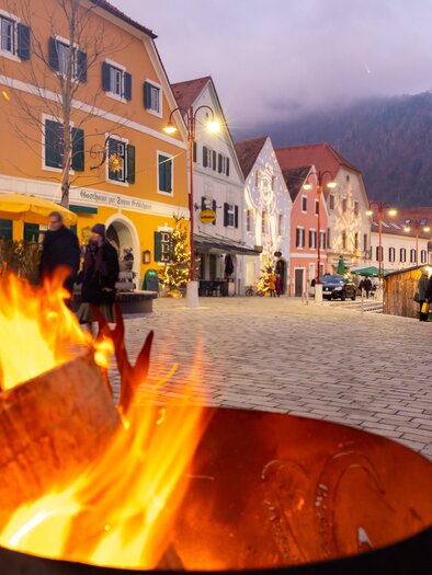 Warming fireplace at the Christkindlmarkt in Frohnleiten | © Region Graz - Harry Schiffer