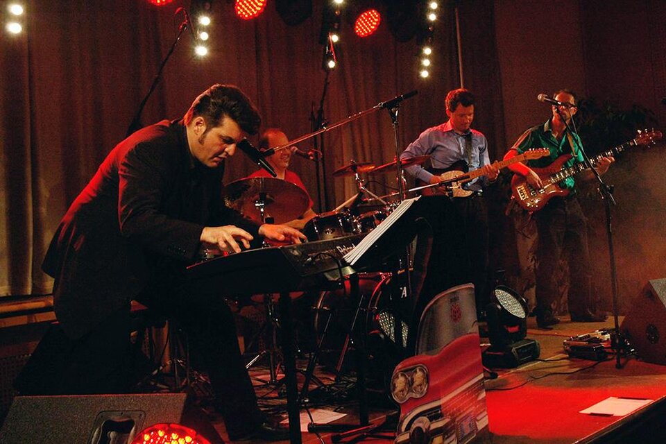 Eine Band tritt live auf. Der Musiker spielt Klavier, während andere Bandmitglieder am Schlagzeug und an der Gitarre spielen. | © Sigrid Querch