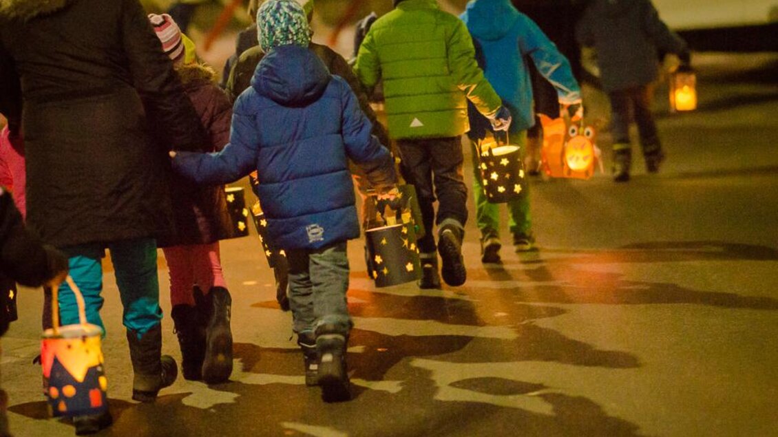 Eine Gruppe von Kindern geht mit leuchtenden Laternen durch die Nacht. Sie tragen warme Kleidung und scheinen aufgeregt zu sein. | © Oststeiermark Tourismus