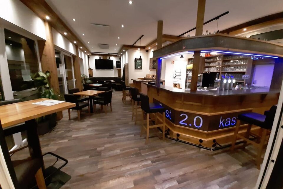 Ein modernes Restaurant mit einem Holzbar und stilvollen Tischen. Die Beleuchtung schafft eine einladende Atmosphäre. | © Thomas Bartl