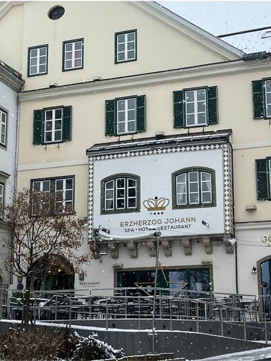A charming building with a restaurant and a hotel. The surroundings are covered in snow, creating a cozy winter atmosphere. | © TVB Bad Aussee_Nathalie Schröttenhamer