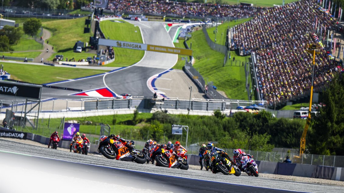 Eine spannende Motorradcircuit-Rennszene mit mehreren Fahrern in Aktion. Im Hintergrund sind viele Zuschauer auf den Tribünen zu sehen. | © Red Bull Ring