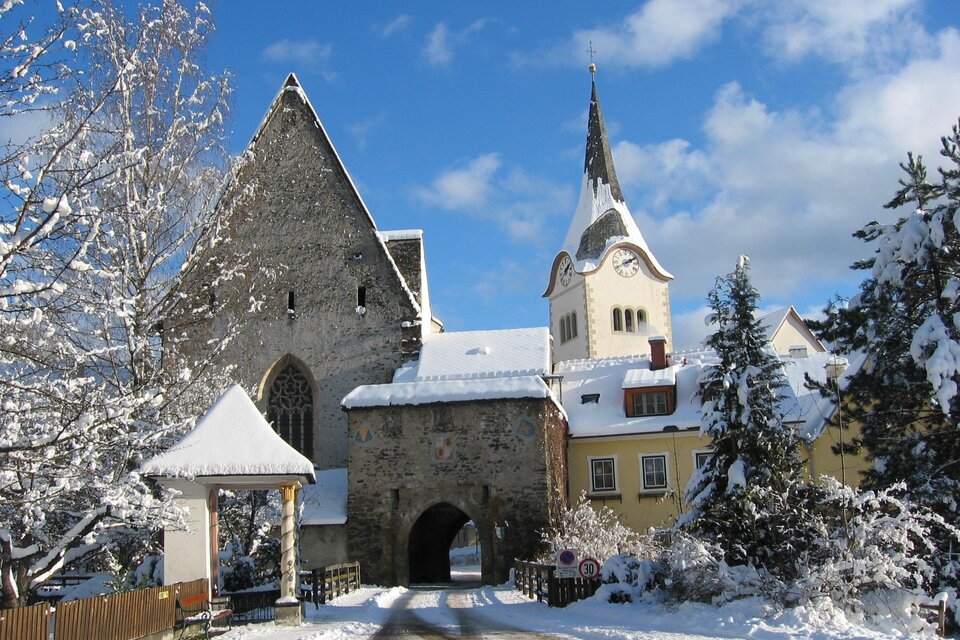 Ein malerisches Dorf im Winter mit schneebedeckten Gebäuden. Der himmelblaue Hintergrund ergänzt die schöne Landschaft. | © Tv Murau