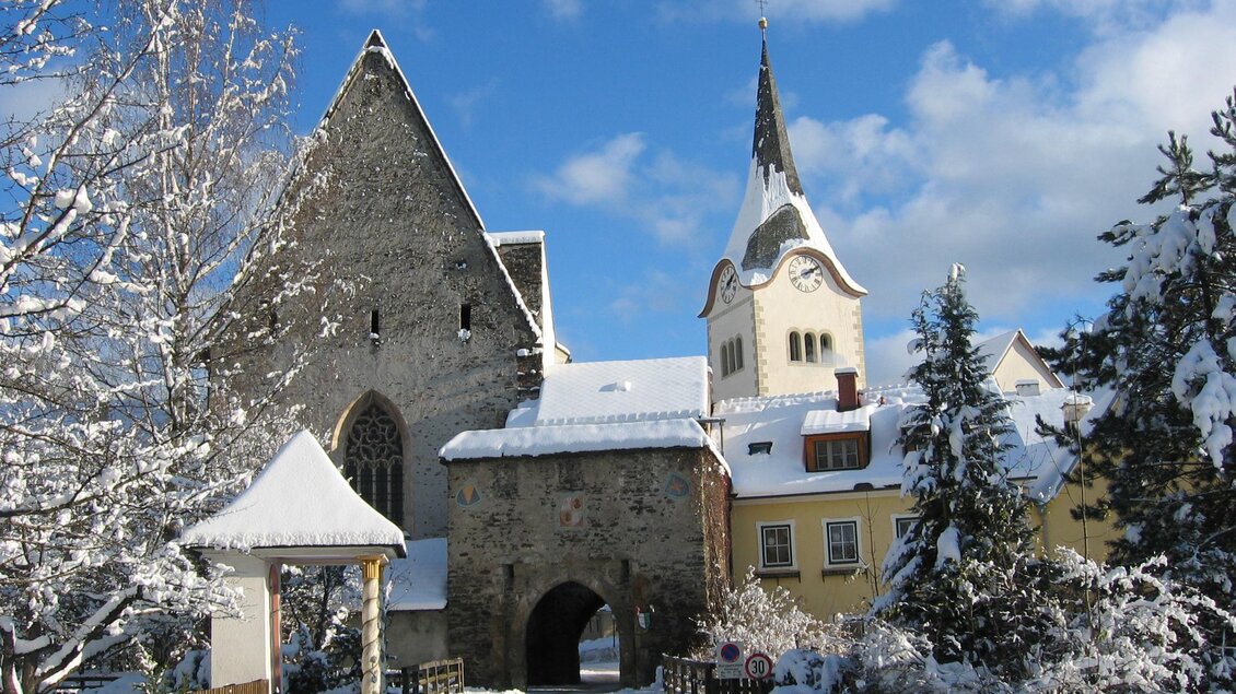 Ein malerisches Dorf im Winter mit schneebedeckten Gebäuden. Der himmelblaue Hintergrund ergänzt die schöne Landschaft. | © Tv Murau