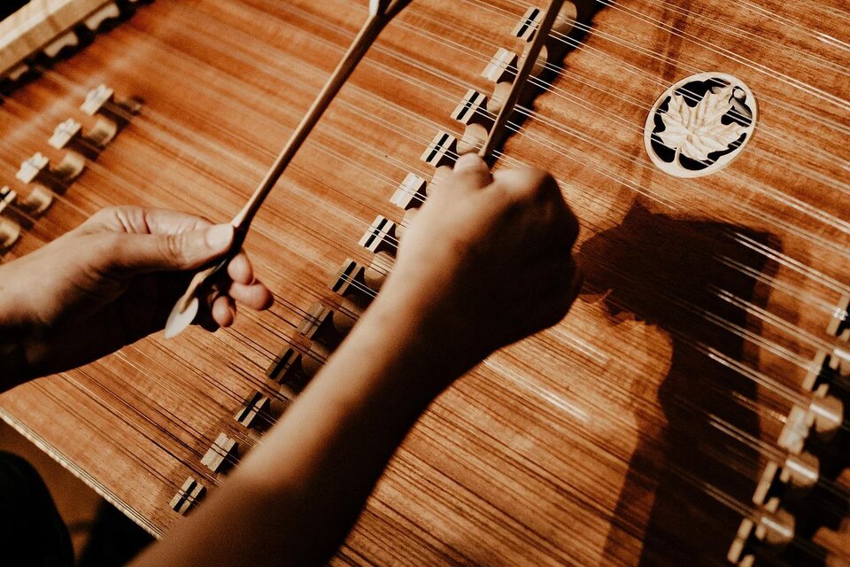 Eine Person spielt ein Holzinstrument mit zwei Schlägeln. Das Instrument hat eine klare, glänzende Oberfläche und ist kunstvoll gefertigt. | © pixabay