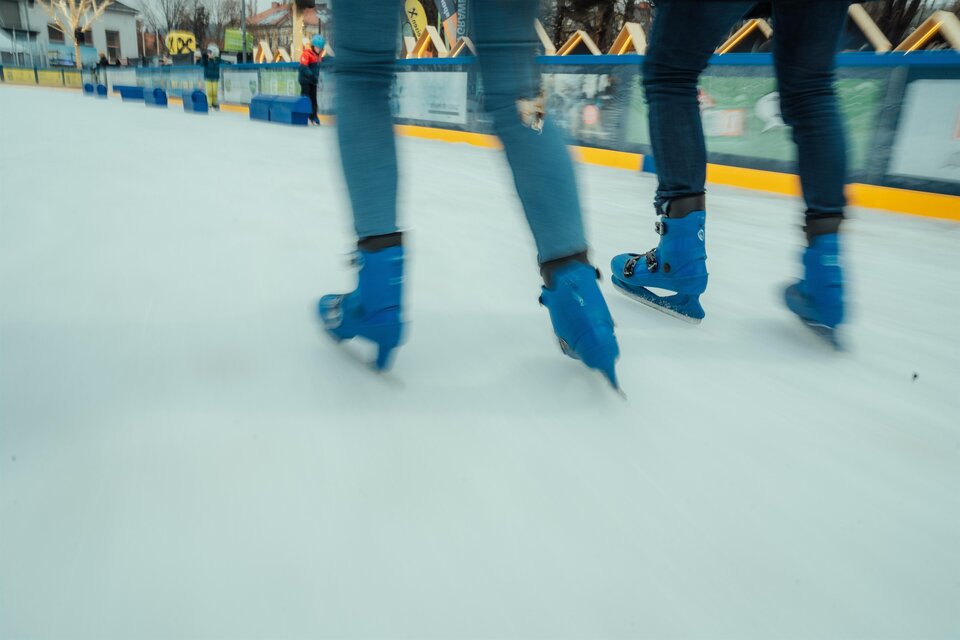 Zwei Personen beim Eislaufen auf der Eisfläche in Köflach in der Steiermark. | © Region Graz-studio draussen