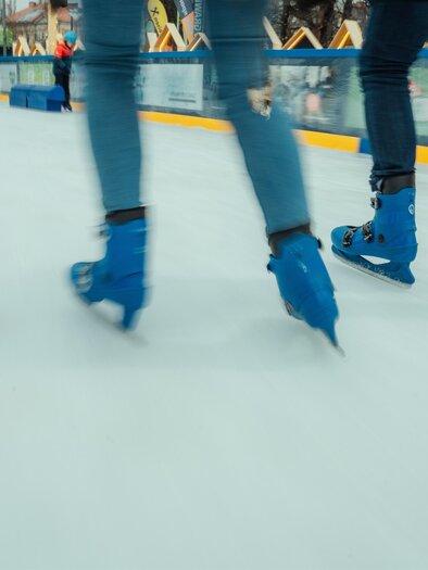 Two people ice skating on the ice rink in Köflach in Styria. | © Region Graz-studio draussen