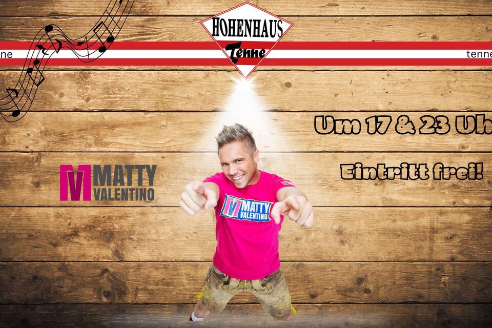 Ein fröhlicher Mann in einem pinken T-Shirt, der auf einem Holz-Hintergrund posiert. Er lädt zu Auftritten von Matty Valentino um 17 und 23 Uhr ein, der Eintritt ist frei. | © Hohenhaus Tenne