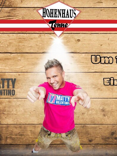 A happy man in a pink T-shirt posing against a wooden background. He invites you to performances by Matty Valentino at 5 PM and 11 PM, admission is free. | © Hohenhaus Tenne