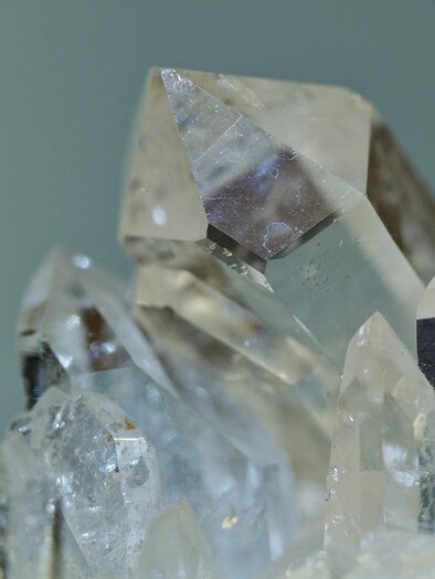 A close look at clear crystals with pointed shapes. The transparent structures reflect the light and appear fascinating. | © Pixabay