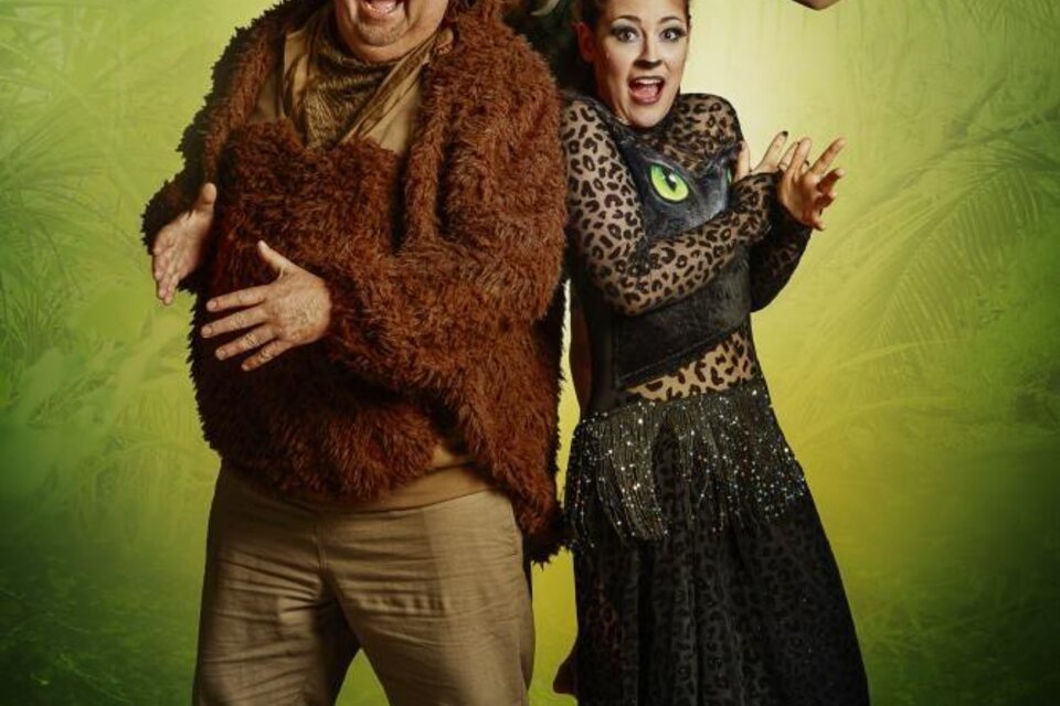 Drei verkleidete Personen stehen vor einem grünen Hintergrund. Sie zeigen fröhliche Gesichtsausdrücke und posieren lustig in ihren fantasievollen Kostümen. | © (c)KK