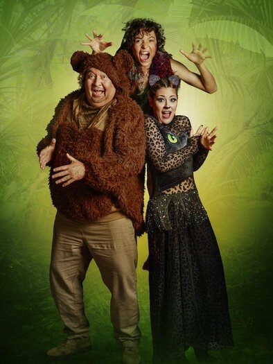 Drei verkleidete Personen stehen vor einem grünen Hintergrund. Sie zeigen fröhliche Gesichtsausdrücke und posieren lustig in ihren fantasievollen Kostümen. | © (c)KK