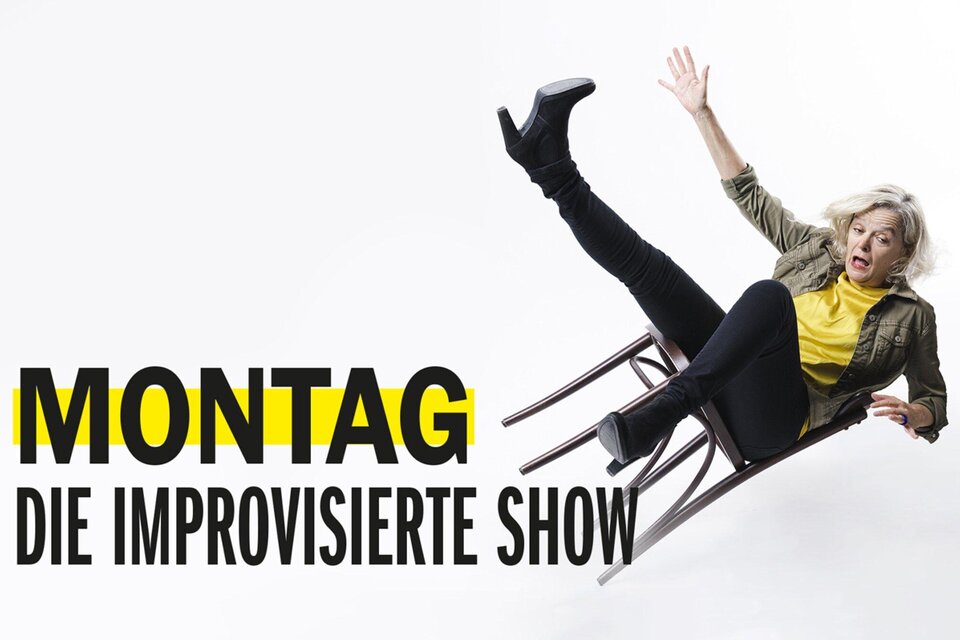 Eine Frau fällt von einem Stuhl und zeigt eine überraschte Miene. Der Hintergrund ist schlicht und die Worte „MONTAG – DIE IMPROVISIERTE SHOW“ sind deutlich sichtbar. | © Theater im Bahnhof